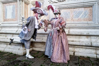 La sfilata dei costumi del Carnevale di Venezia 2026 davanti alla chiesa di San Zaccaria.