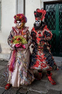 La sfilata dei costumi del Carnevale di Venezia 2026 davanti alla chiesa di San Zaccaria.
