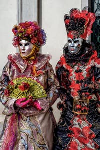 La sfilata dei costumi del Carnevale di Venezia 2026 davanti alla chiesa di San Zaccaria.
