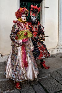 La sfilata dei costumi del Carnevale di Venezia 2026 davanti alla chiesa di San Zaccaria.