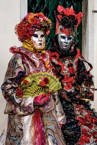 La sfilata dei costumi del Carnevale di Venezia 2026 davanti alla chiesa di San Zaccaria.