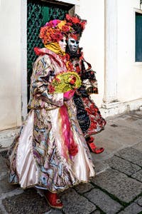 La sfilata dei costumi del Carnevale di Venezia 2026 davanti alla chiesa di San Zaccaria.