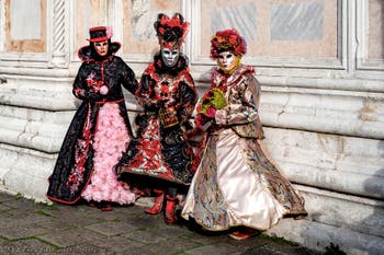 La sfilata dei costumi del Carnevale di Venezia 2026 davanti alla chiesa di San Zaccaria.