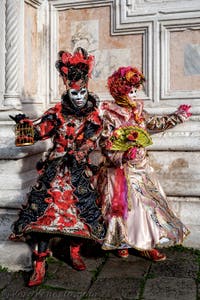 La sfilata dei costumi del Carnevale di Venezia 2026 davanti alla chiesa di San Zaccaria.
