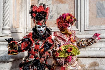 La sfilata dei costumi del Carnevale di Venezia 2026 davanti alla chiesa di San Zaccaria.