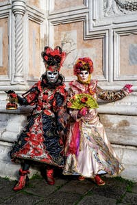 La sfilata dei costumi del Carnevale di Venezia 2026 davanti alla chiesa di San Zaccaria.
