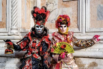 La sfilata dei costumi del Carnevale di Venezia 2026 davanti alla chiesa di San Zaccaria.