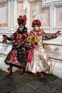 La sfilata dei costumi del Carnevale di Venezia 2026 davanti alla chiesa di San Zaccaria.