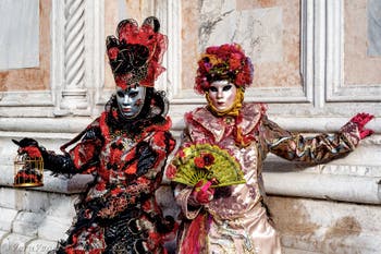 La sfilata dei costumi del Carnevale di Venezia 2026 davanti alla chiesa di San Zaccaria.