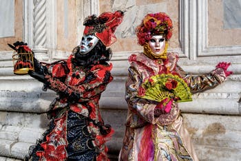 La sfilata dei costumi del Carnevale di Venezia 2026 davanti alla chiesa di San Zaccaria.