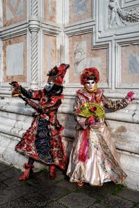La sfilata dei costumi del Carnevale di Venezia 2026 davanti alla chiesa di San Zaccaria.