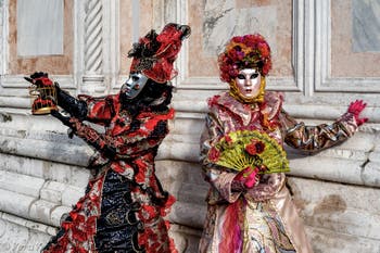 La sfilata dei costumi del Carnevale di Venezia 2026 davanti alla chiesa di San Zaccaria.