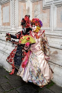 La sfilata dei costumi del Carnevale di Venezia 2026 davanti alla chiesa di San Zaccaria.