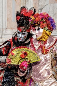 La sfilata dei costumi del Carnevale di Venezia 2026 davanti alla chiesa di San Zaccaria.