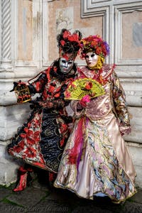 La sfilata dei costumi del Carnevale di Venezia 2026 davanti alla chiesa di San Zaccaria.