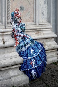 La sfilata dei costumi del Carnevale di Venezia 2026 davanti alla chiesa di San Zaccaria.