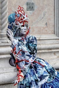La sfilata dei costumi del Carnevale di Venezia 2026 davanti alla chiesa di San Zaccaria.