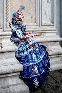 La sfilata dei costumi del Carnevale di Venezia 2026 davanti alla chiesa di San Zaccaria.
