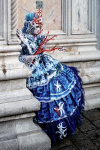 La sfilata dei costumi del Carnevale di Venezia 2026 davanti alla chiesa di San Zaccaria.