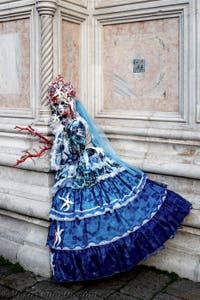 La sfilata dei costumi del Carnevale di Venezia 2026 davanti alla chiesa di San Zaccaria.