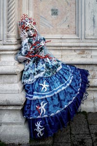 La sfilata dei costumi del Carnevale di Venezia 2026 davanti alla chiesa di San Zaccaria.