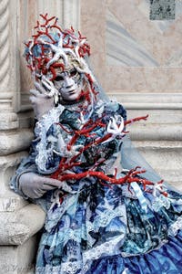 La sfilata dei costumi del Carnevale di Venezia 2026 davanti alla chiesa di San Zaccaria.