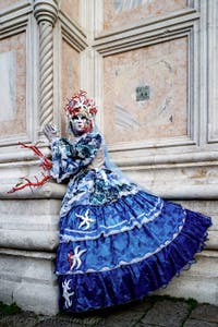 La sfilata dei costumi del Carnevale di Venezia 2026 davanti alla chiesa di San Zaccaria.
