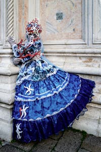 La sfilata dei costumi del Carnevale di Venezia 2026 davanti alla chiesa di San Zaccaria.