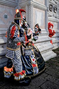 La sfilata dei costumi del Carnevale di Venezia 2026 davanti alla chiesa di San Zaccaria.