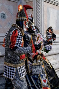 La sfilata dei costumi del Carnevale di Venezia 2026 davanti alla chiesa di San Zaccaria.