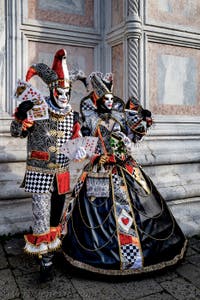 La sfilata dei costumi del Carnevale di Venezia 2026 davanti alla chiesa di San Zaccaria.