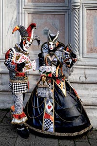 La sfilata dei costumi del Carnevale di Venezia 2026 davanti alla chiesa di San Zaccaria.