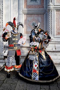 La sfilata dei costumi del Carnevale di Venezia 2026 davanti alla chiesa di San Zaccaria.