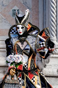 La sfilata dei costumi del Carnevale di Venezia 2026 davanti alla chiesa di San Zaccaria.