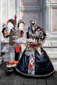 La sfilata dei costumi del Carnevale di Venezia 2026 davanti alla chiesa di San Zaccaria.