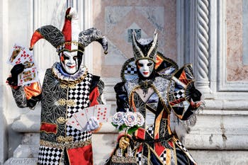 La sfilata dei costumi del Carnevale di Venezia 2026 davanti alla chiesa di San Zaccaria.
