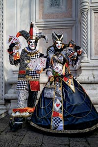 La sfilata dei costumi del Carnevale di Venezia 2026 davanti alla chiesa di San Zaccaria.