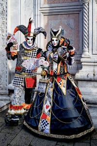 La sfilata dei costumi del Carnevale di Venezia 2026 davanti alla chiesa di San Zaccaria.