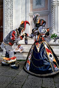La sfilata dei costumi del Carnevale di Venezia 2026 davanti alla chiesa di San Zaccaria.