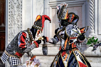 La sfilata dei costumi del Carnevale di Venezia 2026 davanti alla chiesa di San Zaccaria.
