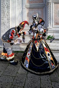La sfilata dei costumi del Carnevale di Venezia 2026 davanti alla chiesa di San Zaccaria.