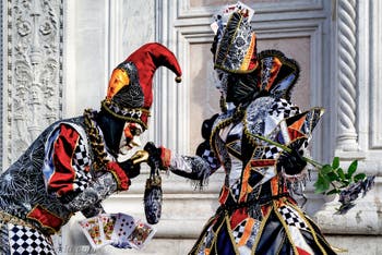 La sfilata dei costumi del Carnevale di Venezia 2026 davanti alla chiesa di San Zaccaria.