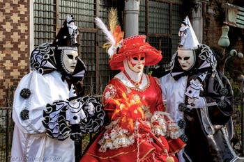La sfilata dei costumi del Carnevale di Venezia 2026 davanti alla chiesa di San Zaccaria.