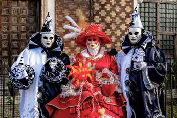 La sfilata dei costumi del Carnevale di Venezia 2026 davanti alla chiesa di San Zaccaria.