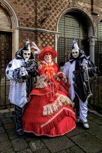 La sfilata dei costumi del Carnevale di Venezia 2026 davanti alla chiesa di San Zaccaria.