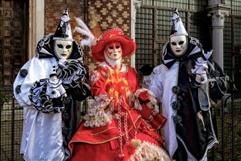 La sfilata dei costumi del Carnevale di Venezia 2026 davanti alla chiesa di San Zaccaria.