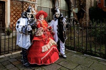 La sfilata dei costumi del Carnevale di Venezia 2026 davanti alla chiesa di San Zaccaria.