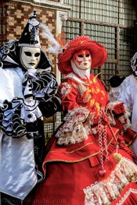 La sfilata dei costumi del Carnevale di Venezia 2026 davanti alla chiesa di San Zaccaria.