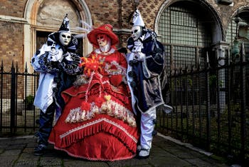 La sfilata dei costumi del Carnevale di Venezia 2026 davanti alla chiesa di San Zaccaria.