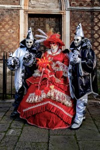 La sfilata dei costumi del Carnevale di Venezia 2026 davanti alla chiesa di San Zaccaria.